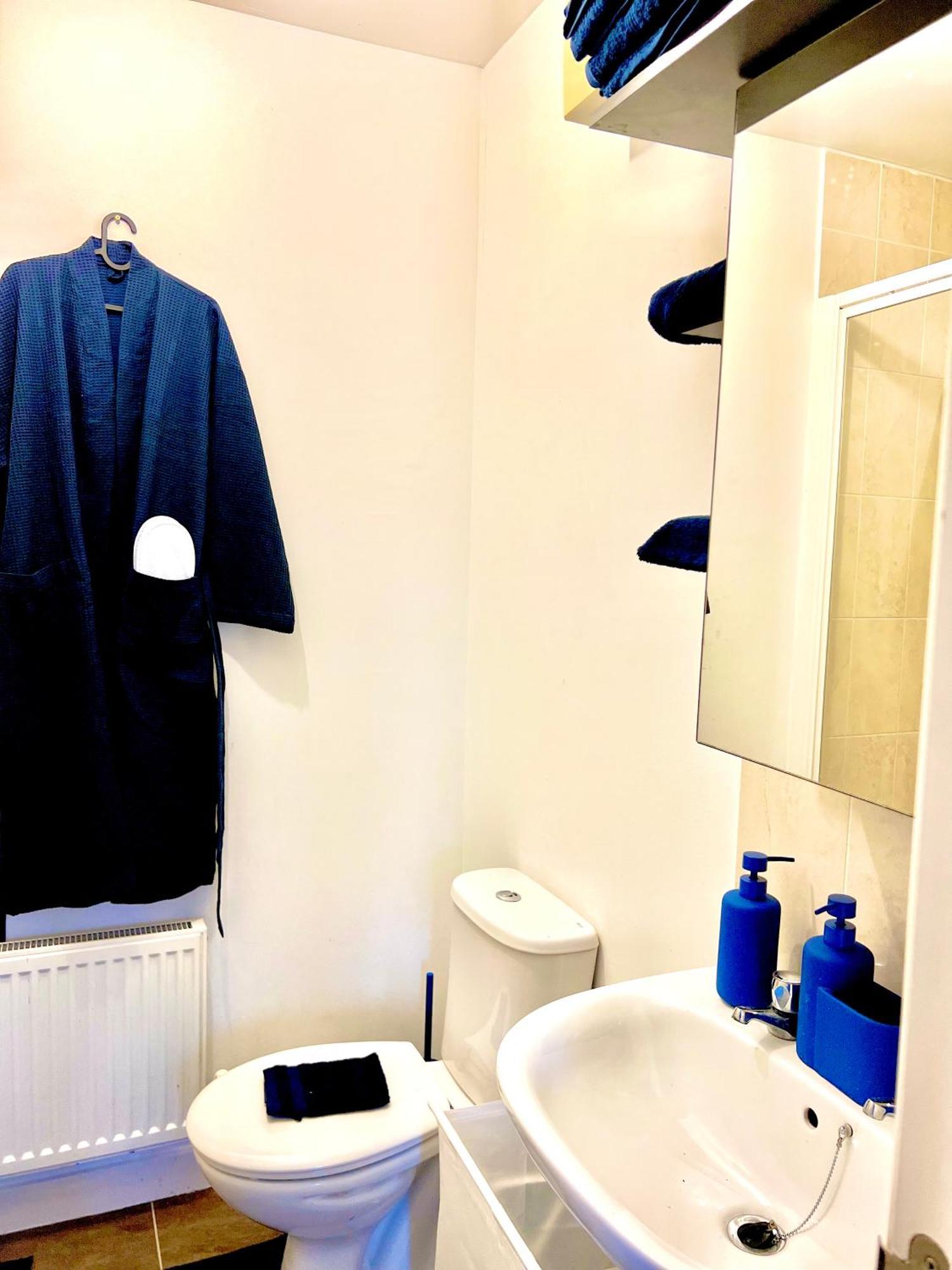 Dartford Kent Luxe Home -2 Mins From Dartford Crossing - Close To Town Centre & Station - 5 Bedroom Holiday Home - Fun Games & Free Parking-Sleeps 1 To 12 Exterior foto