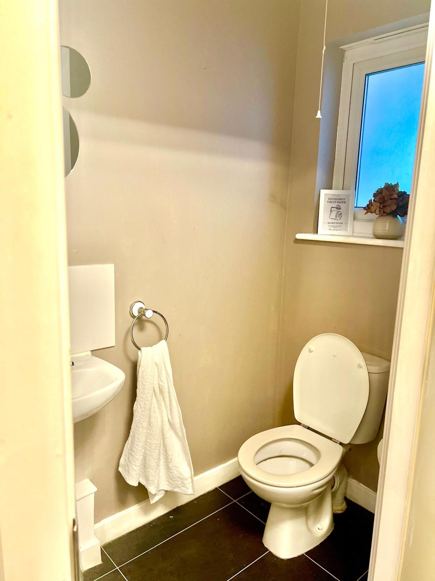 Dartford Kent Luxe Home -2 Mins From Dartford Crossing - Close To Town Centre & Station - 5 Bedroom Holiday Home - Fun Games & Free Parking-Sleeps 1 To 12 Exterior foto